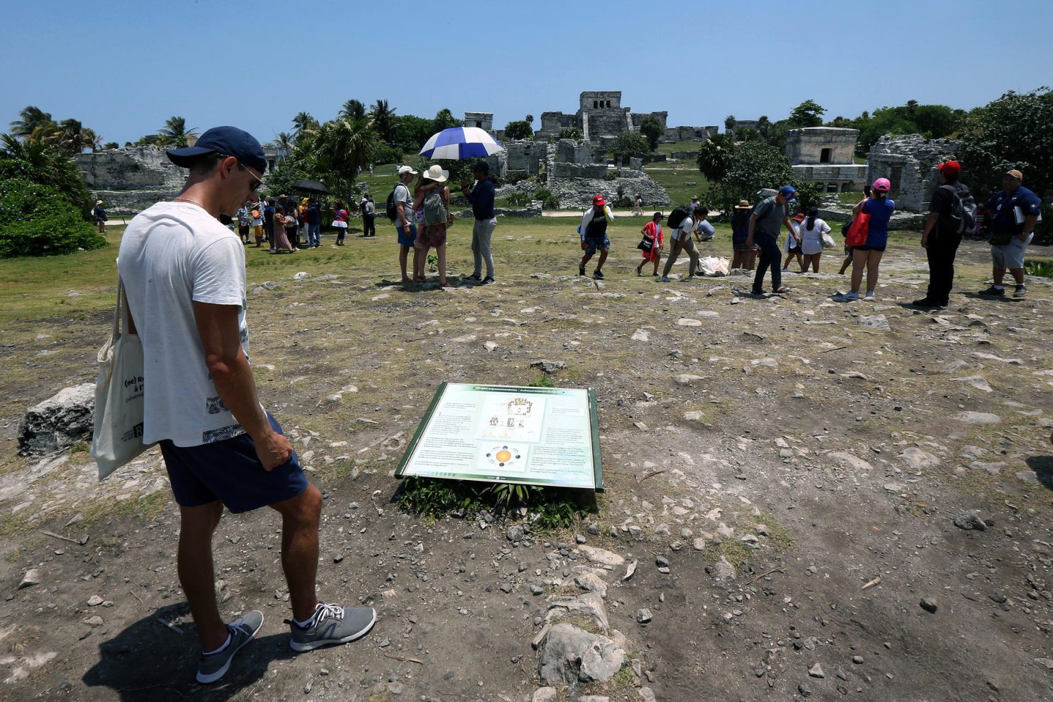 Turistas visitan el Parque del Jaguar, el 12 de abril de 2023, en la zona arqueológica de Tulum, en Quintana Roo (México). EFE/Alonso Cupul