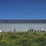 Fotografía de migrantes en un campamento junto al muro fronterizo, el 11 de abril de 2023, en Tijuana, Baja California (México). EFE/ Joebeth Terriquez