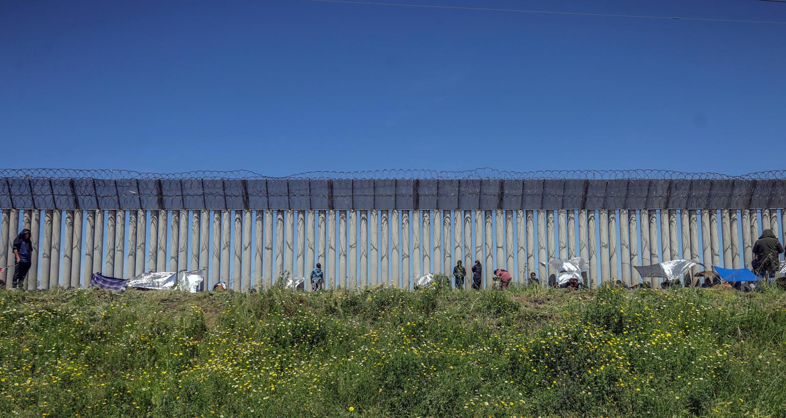 Fotografía de migrantes en un campamento junto al muro fronterizo, el 11 de abril de 2023, en Tijuana, Baja California (México). EFE/ Joebeth Terriquez