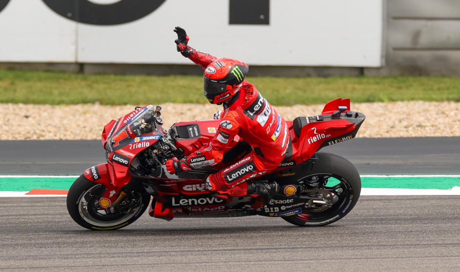 El motociclista italiano Francesco Bagnaia, del equipo Ducati, participa en el Gran Premio de Las Américas de MotoGP, este 15 de abril de 2023, en Austin, Texas (EE.UU.). EFE/Adam Davis