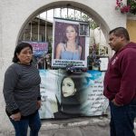 Dolores Bazaldua (i) y Mario Escobar, padres de la joven Debanhi Escobar, habla durante una entrevista con EFE, el 4 de abril de 2023, en el exterior del motel donde fue encontrado sin vida el cuerpo de su hija, en Monterrey, Nuevo León (México).   EFE/Miguel Sierra