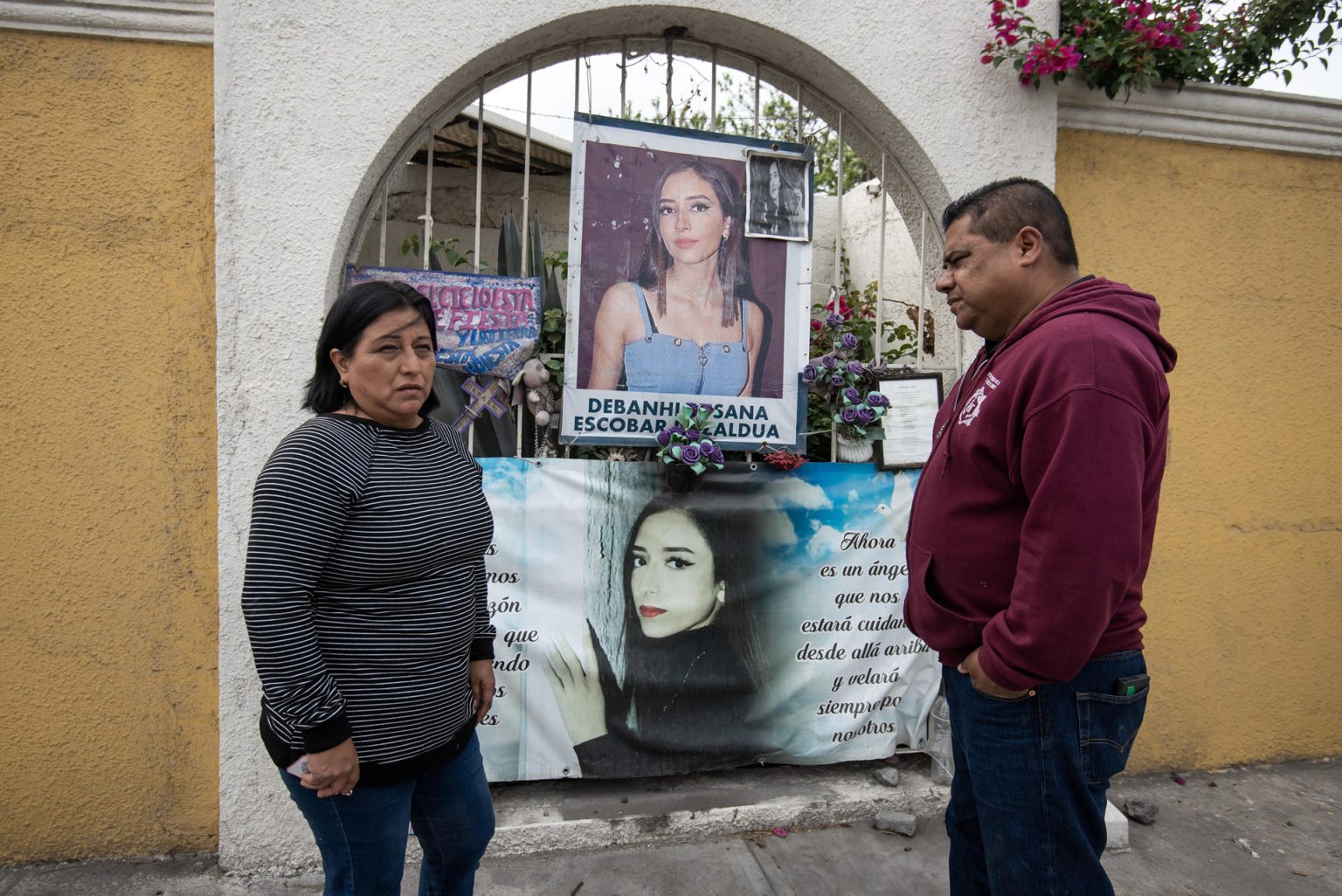 Dolores Bazaldua (i) y Mario Escobar, padres de la joven Debanhi Escobar, habla durante una entrevista con EFE, el 4 de abril de 2023, en el exterior del motel donde fue encontrado sin vida el cuerpo de su hija, en Monterrey, Nuevo León (México).   EFE/Miguel Sierra