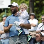 El español Jon Rahm y su hijo Kon en el Augusta National Golf Club, en Augusta, Georgia (EE.UU.), este 5 de abril de 2023. EFE/EPA/Erik S. Lesser