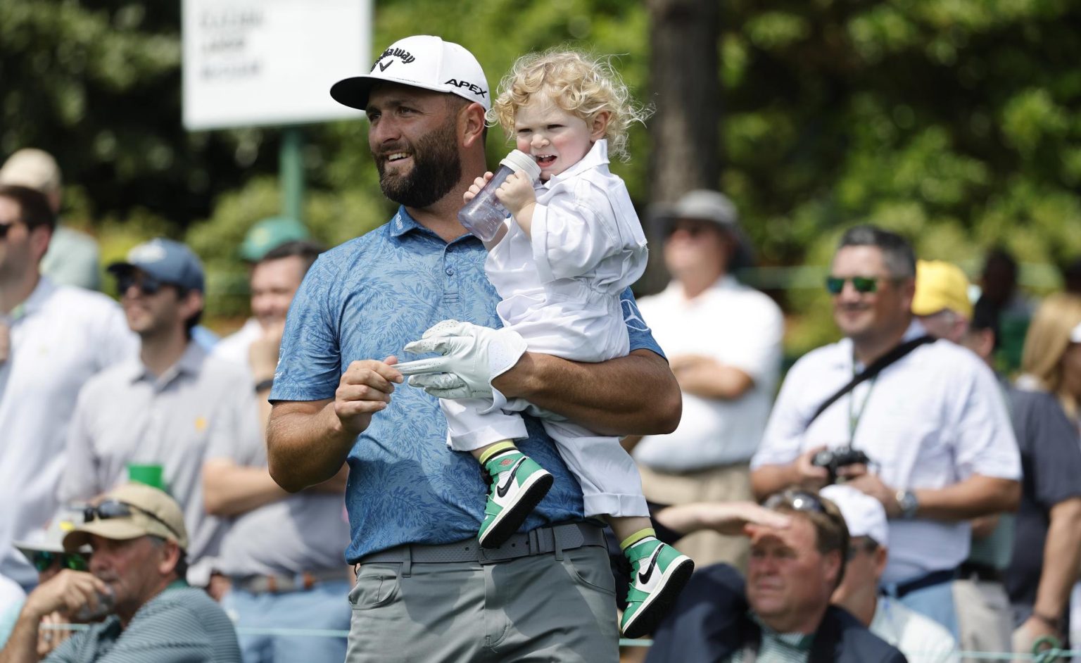 El español Jon Rahm y su hijo Kon en el Augusta National Golf Club, en Augusta, Georgia (EE.UU.), este 5 de abril de 2023. EFE/EPA/Erik S. Lesser