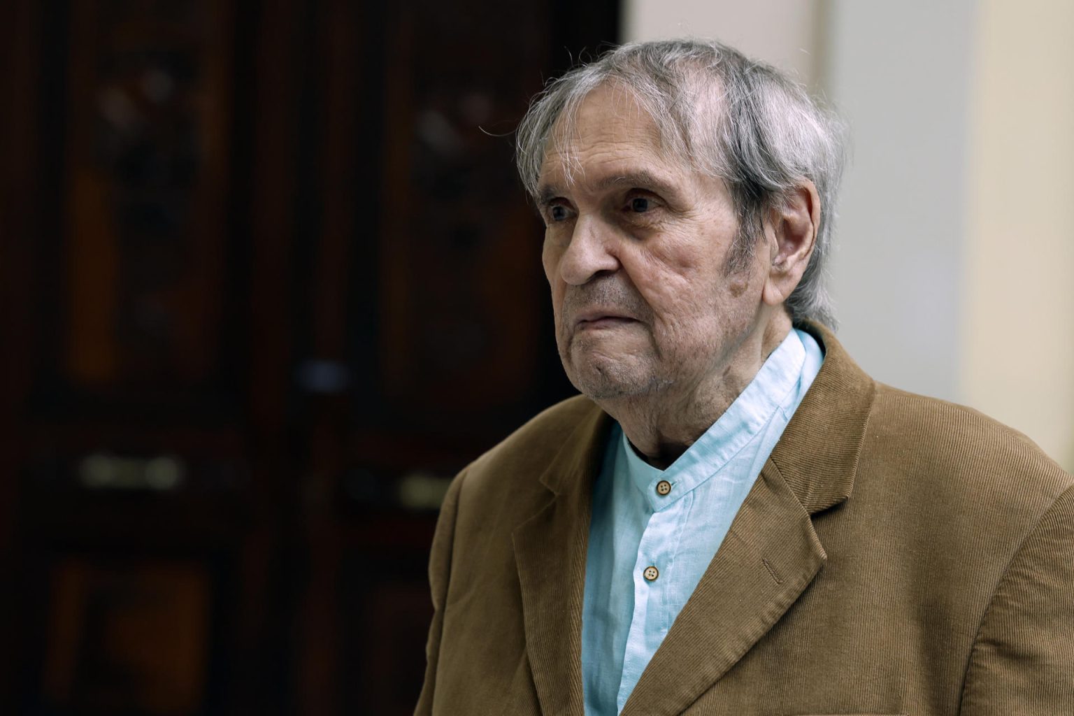 El escritor venezolano Rafael Cadenas, Premio Cervantes 2022, en la Biblioteca Nacional donde este jueves inicia los actos previos a la entrega del Premio Cervantes, que recibirá de manos del rey el próximo lunes. EFE/ J.J.Guillen