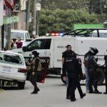 Miembros de la policía municipal y agentes periciales inspeccionan una escena del crimen donde fue asesinado el periodista mexicano Pedro Pablo Kumul estado de Veracruz (México). Fotografía de archivo. EFE/Stringer