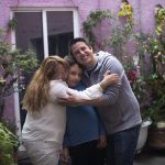 Altair Salazar Muñiz posa con sus padres, Paola Muñiz (i) y Alberto Salazar (d), el 27 de marzo de 2023, en su vivienda en Ciudad de México (México). EFE/ Sáshenka Gutiérrez