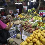 Comerciantes ofrecen productos en el Mercado de Jamaica en Ciudad de México (México). Imagen de archivo. EFE/Isaac Esquivel