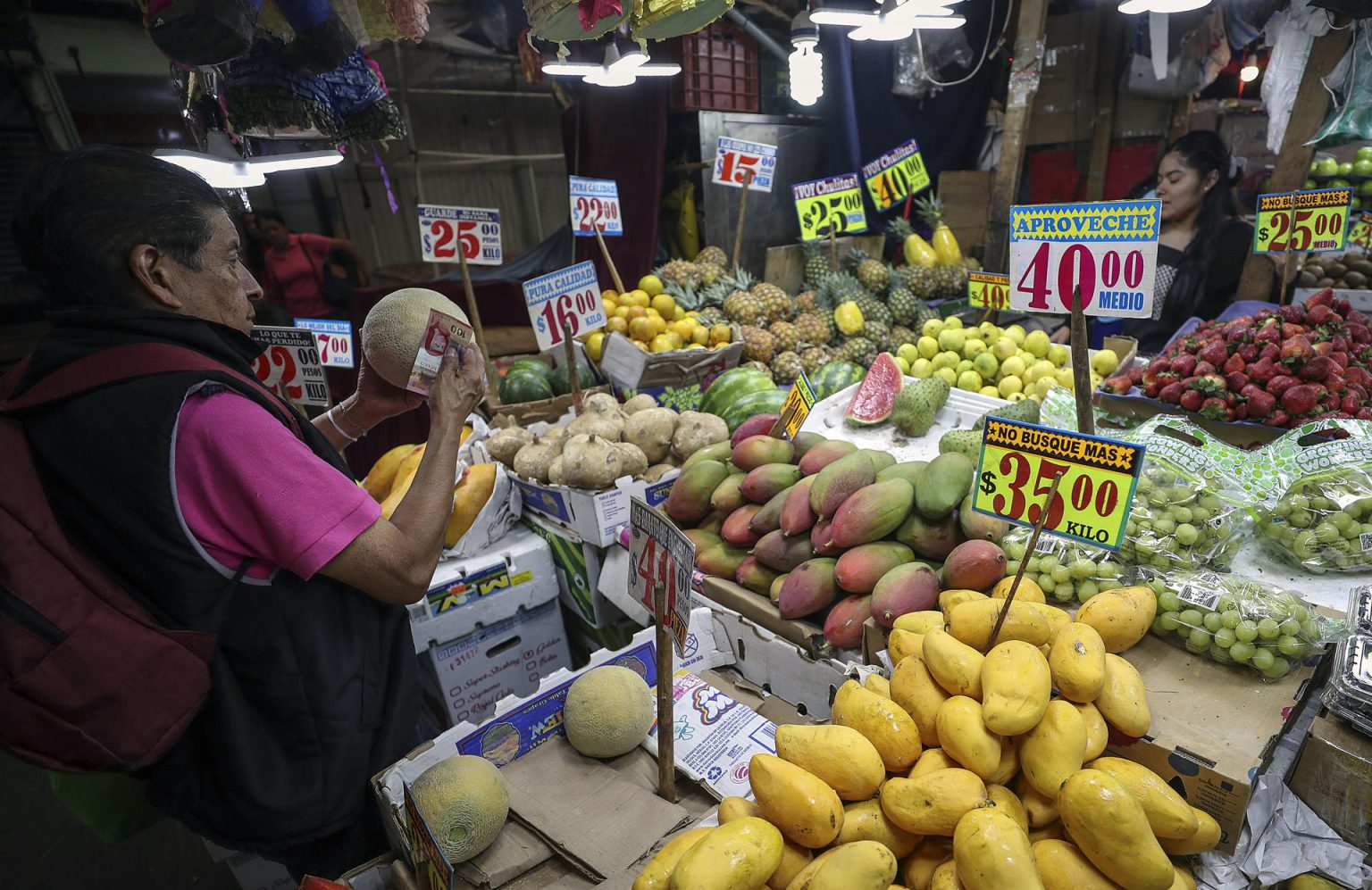 Comerciantes ofrecen productos en el Mercado de Jamaica en Ciudad de México (México). Imagen de archivo. EFE/Isaac Esquivel