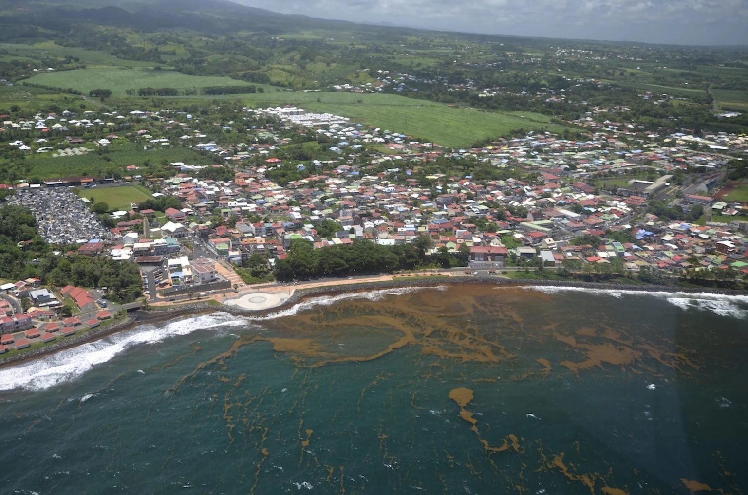 Fotografía sin fecha cedida por Jean-Philippe Maréchal donde se aprecia una vista aérea del sargazo en la costa de Capesterre (Guadalupe) durante la primavera y el verano de 2015. EFE/Jean-Philippe Maréchal /SOLO USO EDITORIAL /NO VENTAS /SOLO DISPONIBLE PARA ILUSTRAR LA NOTICIA QUE ACOMPAÑA /CRÉDITO OBLIGATORIO