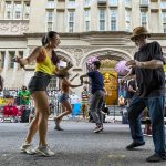 Fotografía cedida hoy por Salsa Stories tomada por Closed Frame Productions que muestra a personas que bailan salsa en una calle de Nueva York. EFE/SalsaStories /Closed Frame Productions /SOLO USO EDITORIAL/NO VENTAS /SOLO DISPONIBLE PARA ILUSTRAR LA NOTICIA QUE ACOMPAÑA/CRÉDITO OBLIGATORIO