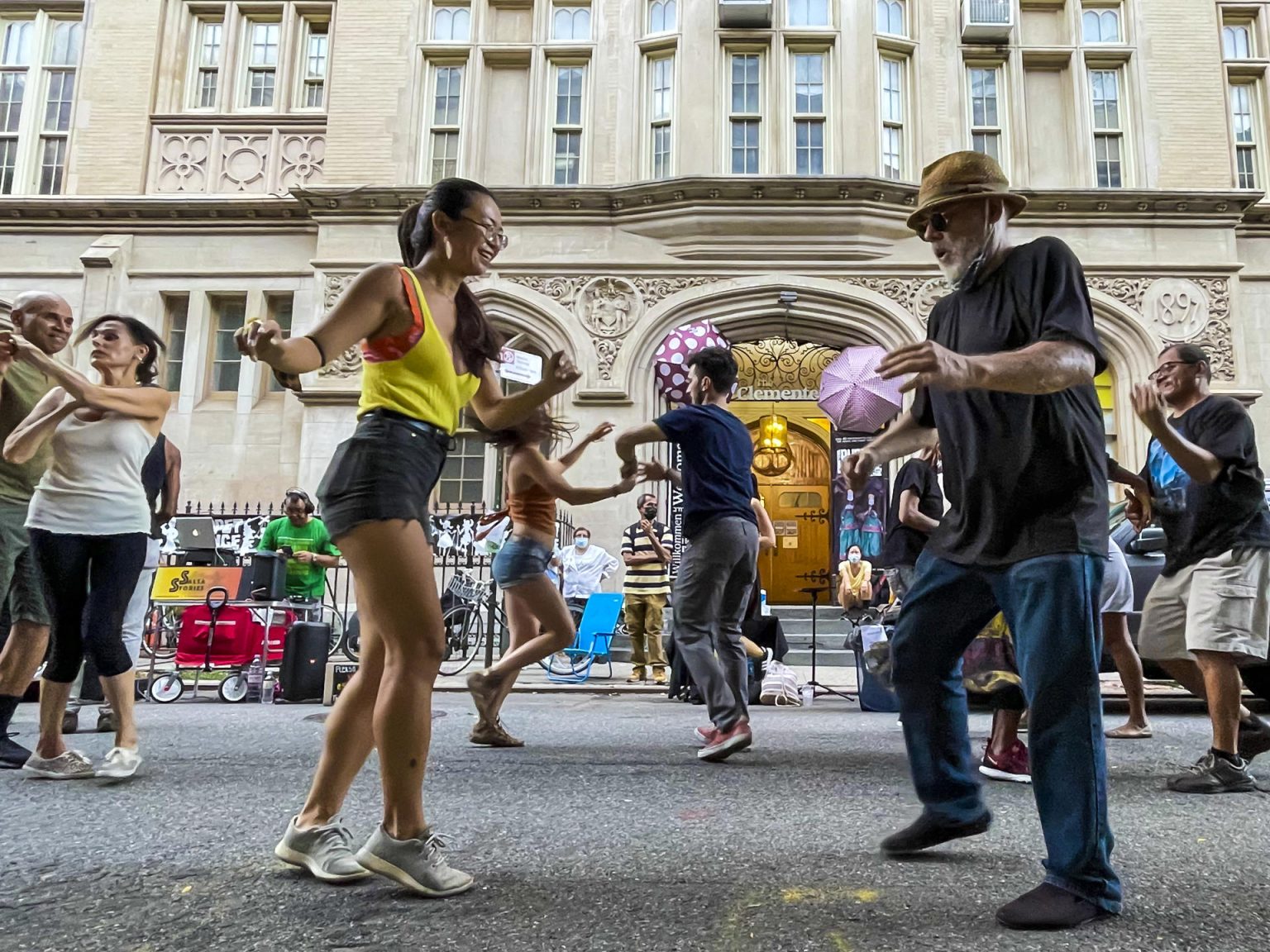 Fotografía cedida hoy por Salsa Stories tomada por Closed Frame Productions que muestra a personas que bailan salsa en una calle de Nueva York. EFE/SalsaStories /Closed Frame Productions /SOLO USO EDITORIAL/NO VENTAS /SOLO DISPONIBLE PARA ILUSTRAR LA NOTICIA QUE ACOMPAÑA/CRÉDITO OBLIGATORIO