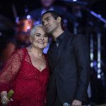 Fotografía cedida por Chino Lemus donde aparece la cantante mexicana Lupita D'Alessio junto a su hijo Ernesto D'Alessio durante uno de sus conciertos. EFE/Chino Lemus /SOLO USO EDITORIAL/NO VENTAS/SOLO DISPONIBLE PARA ILUSTRAR LA NOTICIA QUE ACOMPAÑA/CRÉDITO OBLIGATORIO