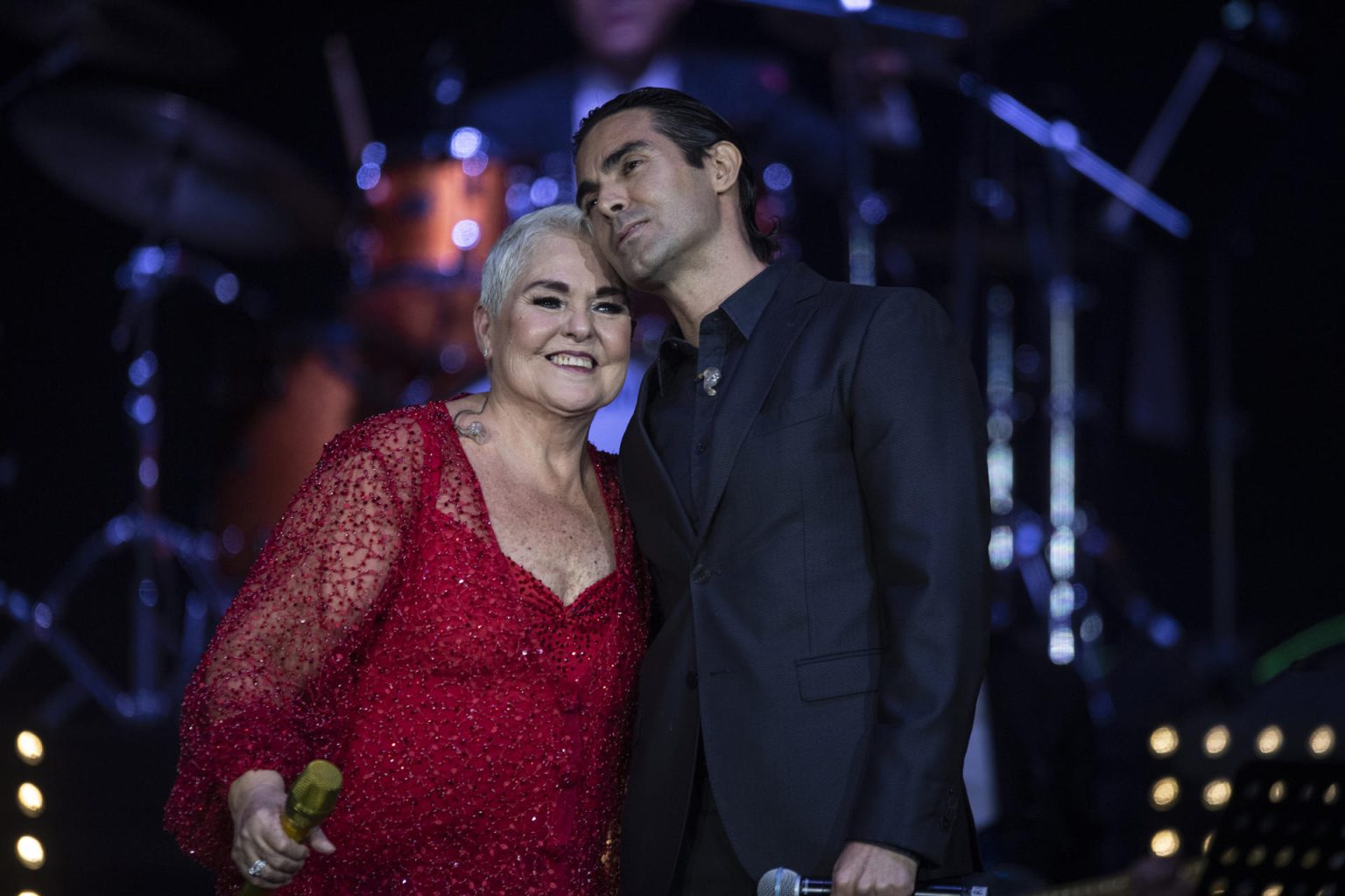 Fotografía cedida por Chino Lemus donde aparece la cantante mexicana Lupita D'Alessio junto a su hijo Ernesto D'Alessio durante uno de sus conciertos. EFE/Chino Lemus /SOLO USO EDITORIAL/NO VENTAS/SOLO DISPONIBLE PARA ILUSTRAR LA NOTICIA QUE ACOMPAÑA/CRÉDITO OBLIGATORIO