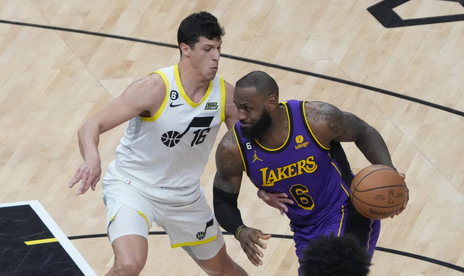 El alero de Los Angeles Lakers LeBron James (6) , en un juego frente a Utah Jazz, este 4 de abril de 2023. EFE/ George Frey