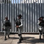 Fotografía de archivo del 5 de enero de 2023, donde se observa a elementos de la Guardia Nacional custodiando las instalaciones de a de la Fiscalía Especializada en materia de Delincuencia Organizada (Femdo), en la Ciudad de México (México). EFE/ Sáshenka Gutiérrez