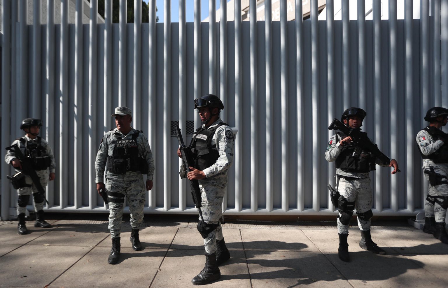 Fotografía de archivo del 5 de enero de 2023, donde se observa a elementos de la Guardia Nacional custodiando las instalaciones de a de la Fiscalía Especializada en materia de Delincuencia Organizada (Femdo), en la Ciudad de México (México). EFE/ Sáshenka Gutiérrez