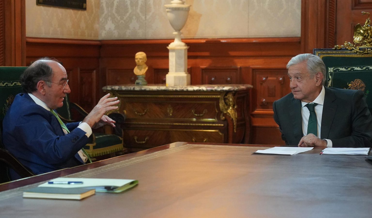 Fotografía cedida por la Presidencia de México que muestra al mandatario mexicano, Andrés Manuel López Obrador (d), conversando con el presidente ejecutivo de Iberdrola, Ignacio Galán (i), durante una reunión el 4 de abril de 2023, en Palacio Nacional de la Ciudad de México (México). EFE/Presidencia de México/SOLO USO EDITORIAL/SOLODISPONIBLE PARA ILUSTRAR LA NOTICIA QUE ACOMPAÑA(CRÉDITO OBLIGATORIO)