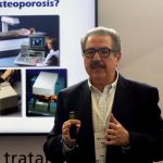 El especialista en reumatología y director médico de la unidad de diagnóstico de osteoporosis del Hospital Almater, Fidencio Cons, habla durante un encuentro profesional el 30 de marzo de 2023, en el balneario de Cancún en Quintana Roo (México). EFE/Alonso Cupul