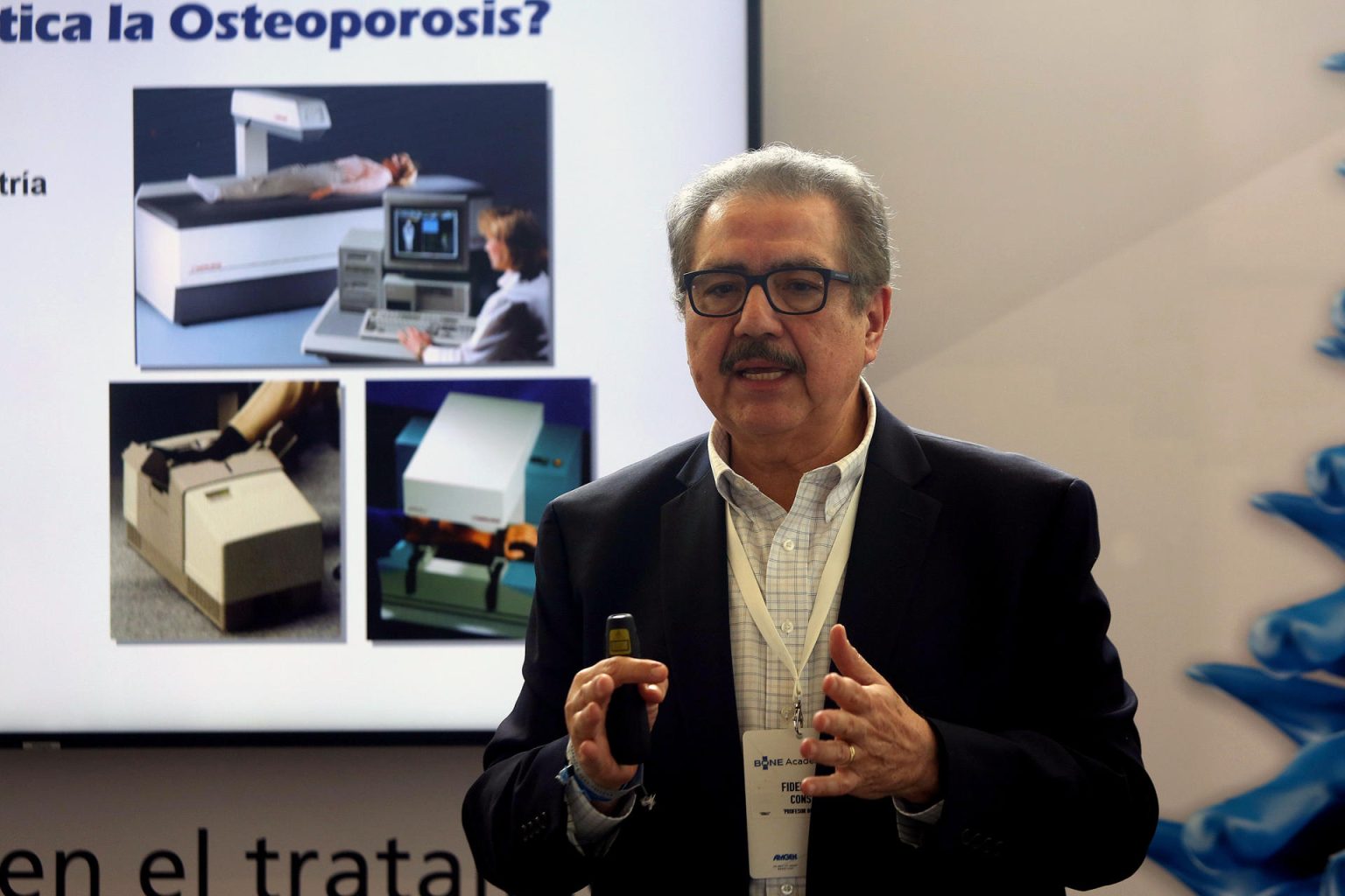 El especialista en reumatología y director médico de la unidad de diagnóstico de osteoporosis del Hospital Almater, Fidencio Cons, habla durante un encuentro profesional el 30 de marzo de 2023, en el balneario de Cancún en Quintana Roo (México). EFE/Alonso Cupul