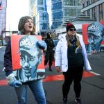 Personas con carteles en el exterior del juzgado reaccionan a la condena de la expolicía Kimberly Potter por la muerte a tiros de Daunte Wright, en Minneapolis, Minnesota, EE. UU.Imagen de archivo. EFE / EPA / NIKOLAS LIEPINS