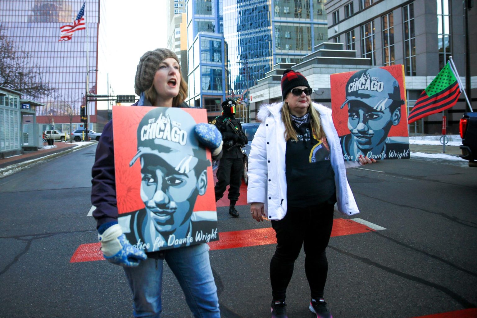 Personas con carteles en el exterior del juzgado reaccionan a la condena de la expolicía Kimberly Potter por la muerte a tiros de Daunte Wright, en Minneapolis, Minnesota, EE. UU.Imagen de archivo. EFE / EPA / NIKOLAS LIEPINS