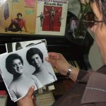 Fotografía de archivo de Bobby Cruz, quien mira una foto suya con Richie Ray durante una entrevista realizada en la Fundación para la Cultura Popular en el Viejo San Juan, Puerto Rico. EFE/Jorge J. Muñiz Ortiz