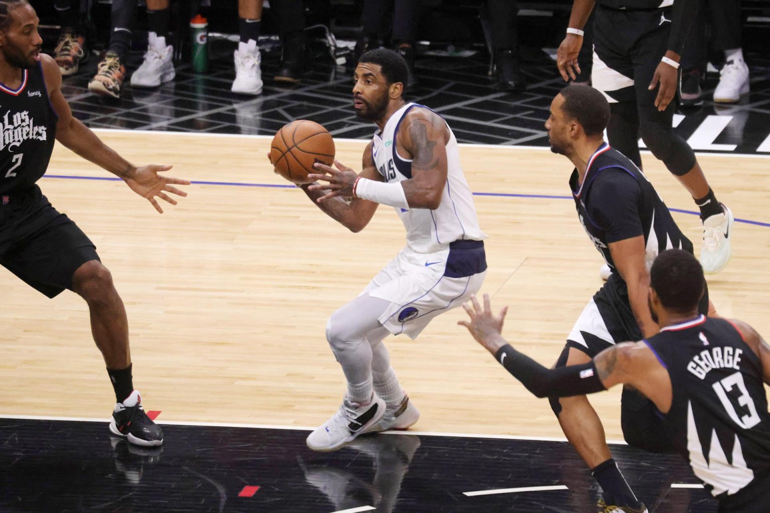 Fotografía de archivo en la que se registró a Kyrie Irving (c), base de los Mavericks de Dallas, quien anotó 19 de sus 31 puntos en el cuarto período para definir el triunfo de su equipo 123 -119 sobre los Kings de Sacaramento en la NBA. EFE/David Swanson