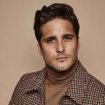 Fotografía cedida por Leigh Keily donde aparece el actor mexicano Diego Boneta quien será el protagonista de la presentación de la máquina Game Ball Experience de AT&T, de 20 pies de altura (6 metros), junto a seguidores de los Heats, el equipo de baloncesto local, el 29 de abril  en Bayside Marketplace, la zona del centro de Miami ribereña de la Bahía Vizcaína. EFE/Leigh Keily /SOLO USO EDITORIAL/NO VENTAS/SOLO DISPONIBLE PARA ILUSTRAR LA NOTICIA QUE ACOMPAÑA/CRÉDITO OBLIGATORIO