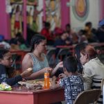 Migrantes reciben alimentos en las instalaciones de la organización Cafemin, el 14 de abril de 2023 en la Ciudad de México (México). EFE/ Isaac Esquivel