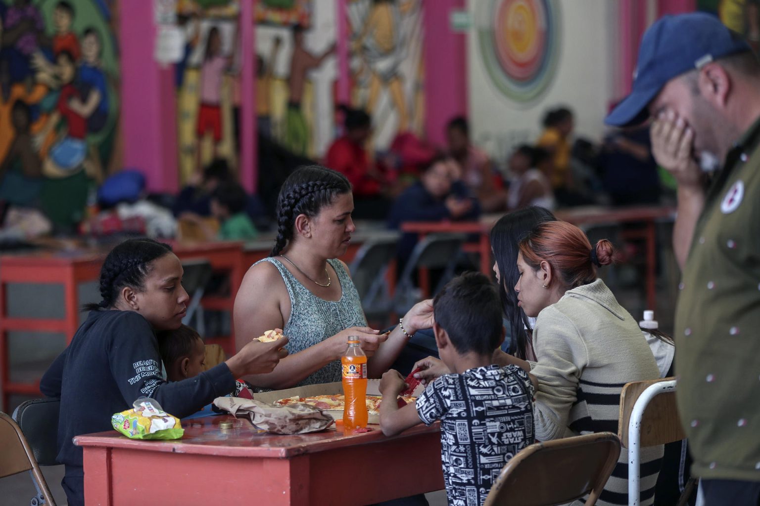 Migrantes reciben alimentos en las instalaciones de la organización Cafemin, el 14 de abril de 2023 en la Ciudad de México (México). EFE/ Isaac Esquivel