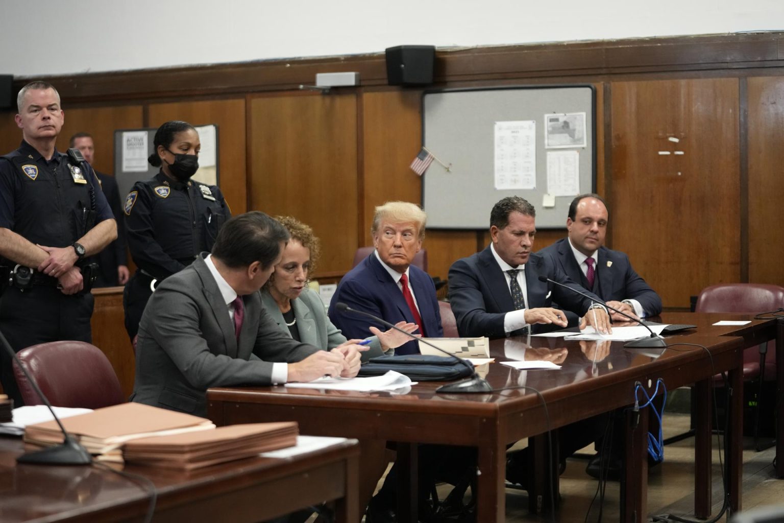 El expresidente estadounidense Donald J. Trump (C) se sienta en la sala del tribunal para su lectura de cargos en el Tribunal Penal de Nueva York en Nueva York, Nueva York, EEUU. Imagen de archivo. EFE/EPA/Steven Hirsch / POOL