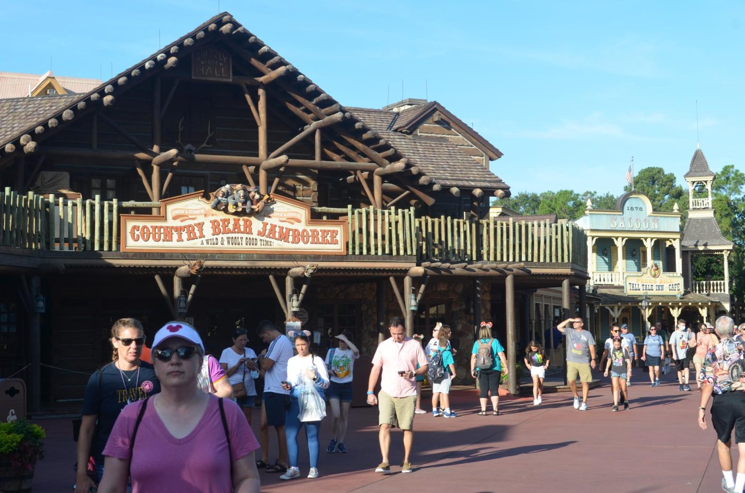 Unas personas caminan frente a la entrada de la atracción "Country Bear Jamboree" en el parque temático Magic Kingdom en Lake Buena Vista, Florida (Estados Unidos). EFE/Álvaro Blanco