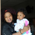 Fotografía de archivo donde aparece Gina, una inmigrante haitiana de 28 años, mientras carga a su hija Mónica de diez meses en la iglesia Monte Vista en Phoenix, Arizona. EFE/Beatriz Limón