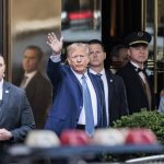 El expresidente estadounidense Donald Trump (c) saluda a la salida de la Torre Trump para dirigirse al Fiscal General de Nueva York para prestar declaración en una demanda civil en Nueva York (Estados Unidos). EFE/ Justin Lane / Pool POOL