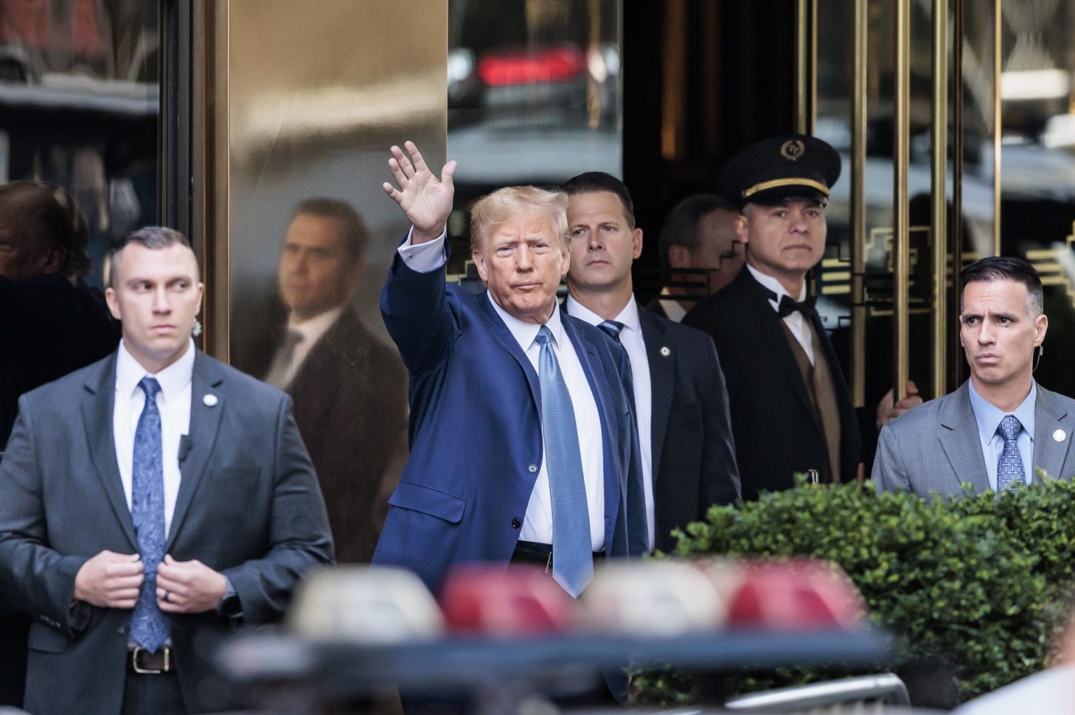 El expresidente estadounidense Donald Trump (c) saluda a la salida de la Torre Trump para dirigirse al Fiscal General de Nueva York para prestar declaración en una demanda civil en Nueva York (Estados Unidos). EFE/ Justin Lane / Pool POOL