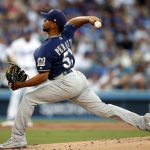 Fotografía de archivo en la que se registró al dominicano Freddy Peralta, lanzador abridor de los Cerveceros, quien permitió dos imparables, otorgó tres bases por bolas y ponchó a siete bateadores para acreditarse su primera victoria y la tercera de la temporada de la novena de Milwaukee en la MLB. EFE/Mike Nelson