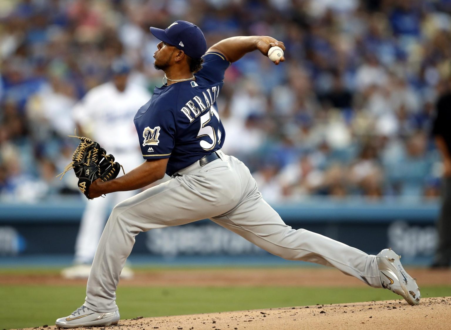 Fotografía de archivo en la que se registró al dominicano Freddy Peralta, lanzador abridor de los Cerveceros, quien permitió dos imparables, otorgó tres bases por bolas y ponchó a siete bateadores para acreditarse su primera victoria y la tercera de la temporada de la novena de Milwaukee en la MLB. EFE/Mike Nelson