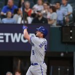 El bateador de los Kansas City Royals Vinnie Pasquantino frente a los Texas Rangers, este 12 de abril de 2023. EFE/EPA/Adam Davis