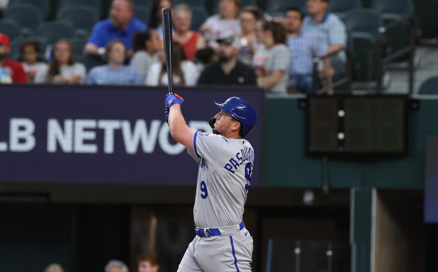 El bateador de los Kansas City Royals Vinnie Pasquantino frente a los Texas Rangers, este 12 de abril de 2023. EFE/EPA/Adam Davis