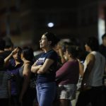 Personas esperan luego de desalojar sus viviendas al sonar la alerta sísmica debido a un sismo de 5.5 hoy, en la Ciudad de México (México). EFE/Sáshenka Gutiérrez