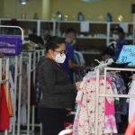 Una mujer realiza compras en una tienda de ropa usada en Tegucigalpa. Foto de archivo. EFE/Gustavo Amador