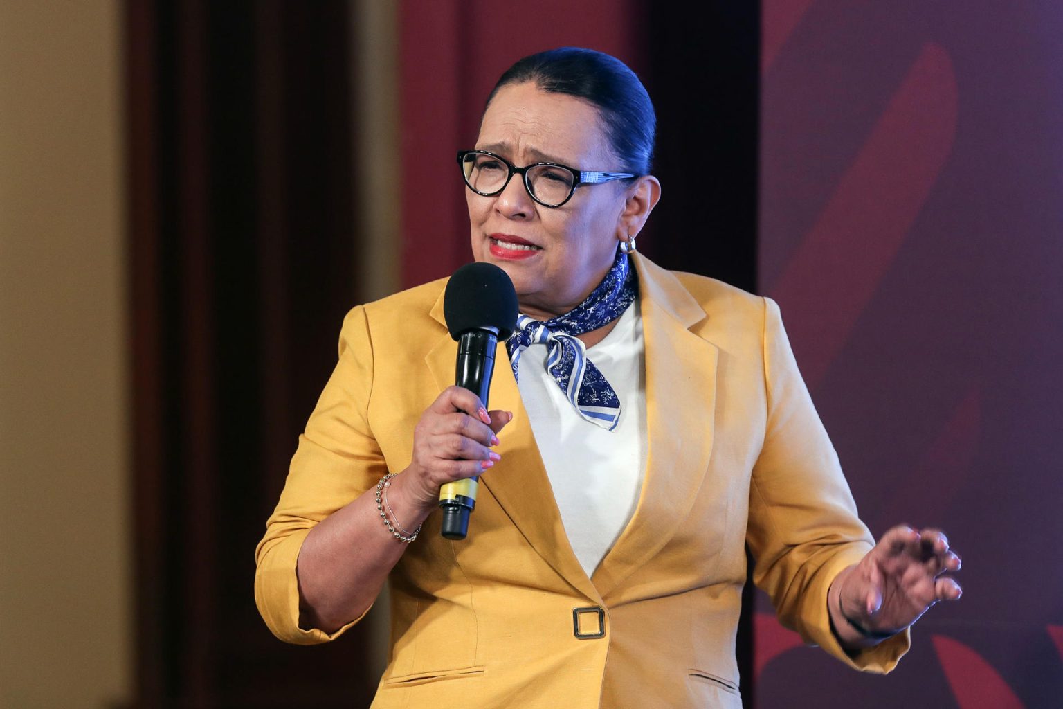 La secretaria de Seguridad y Protección Ciudadana (SSPC), Rosa Icela Rodríguez, habla durante una rueda de prensa en el Palacio Nacional, en Ciudad de México (México). EFE/Isaac Esquivel