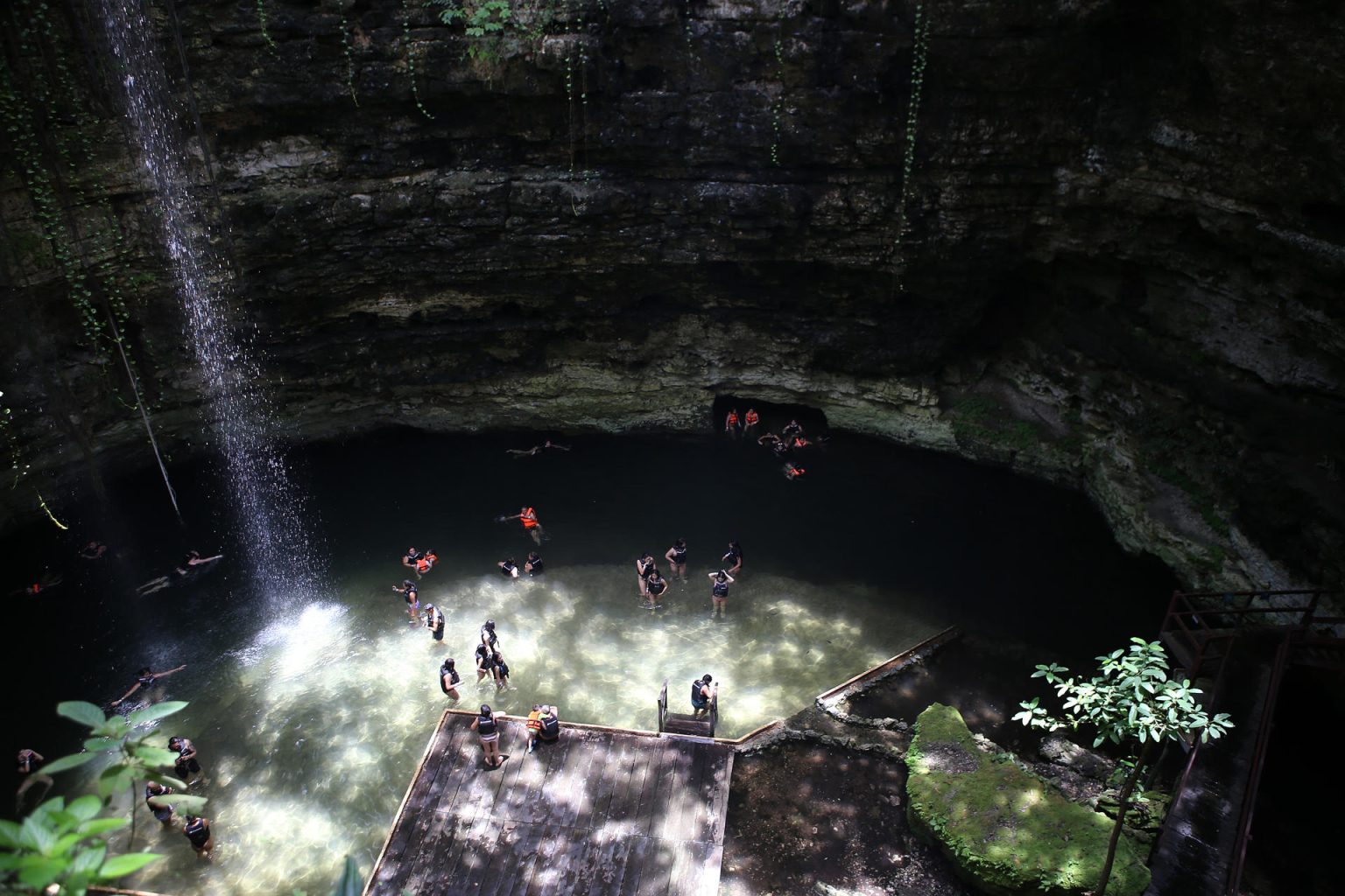 Turistas se bañan en un cenote, el 25 de marzo de 2023, en el balneario de Valladolid, estado de Yucatán (México). EFE/ Lourdes Cruz