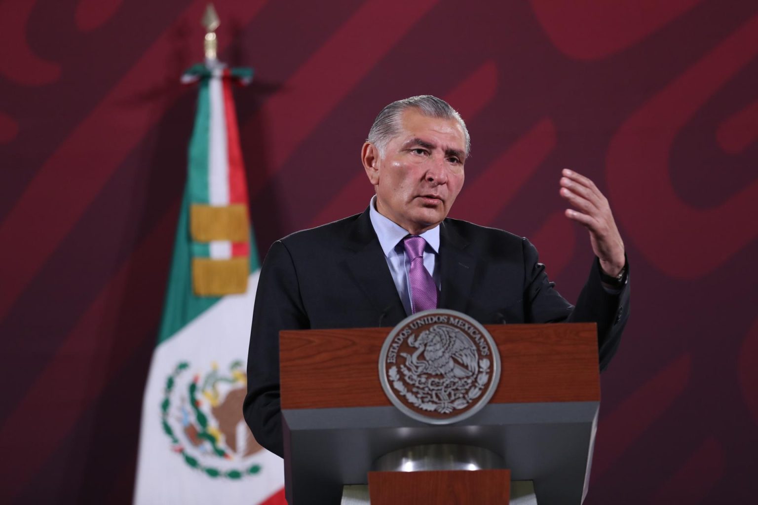 El secretario de Gobernación Adán Augusto, habla hoy durante una rueda de prensa en Palacio Nacional, de la Ciudad de México (México). EFE/Sáshenka Gutiérrez