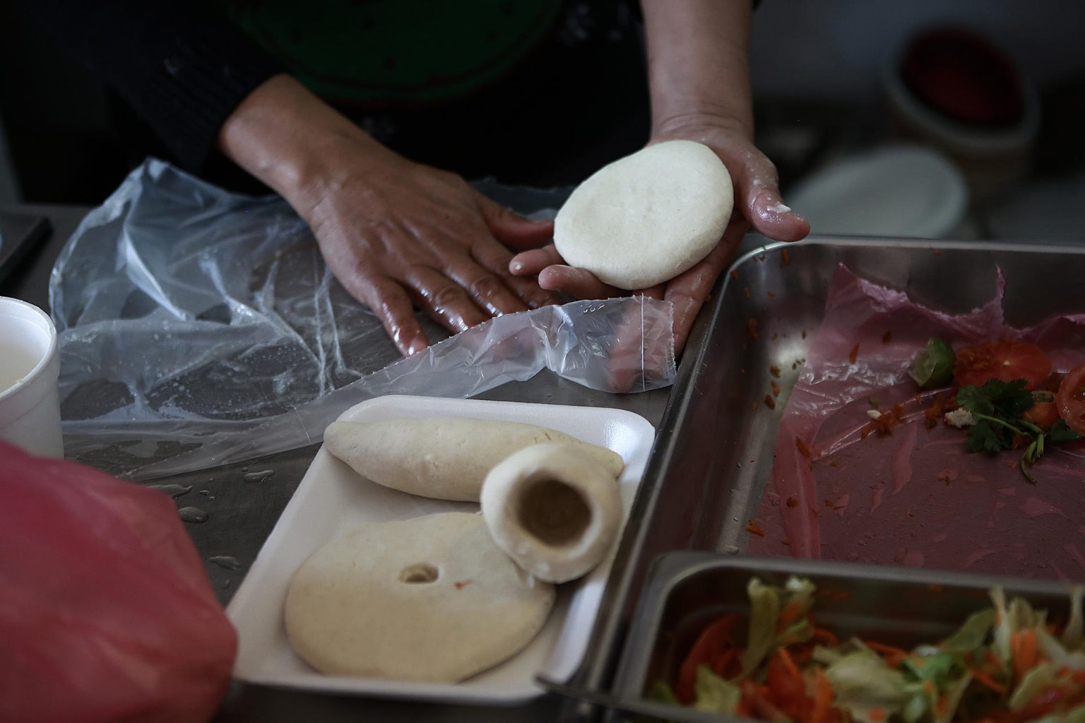 Millones de familias de Estados Unidos que, por la pandemia, recibían asistencia alimentaria de emergencia han quedado al borde del “precipicio del hambre” luego de que el Congreso de EE.UU. dejase sin efecto esa ayuda, advirtió una coalición de 600 organizaciones comunitarias de Colorado. Imagen de archivo. EFE/Luis Torres