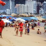 Turistas disfrutan en una playa en el balneario de Acapulco (México). Fotografía de archivo. EFE/David Guzmán