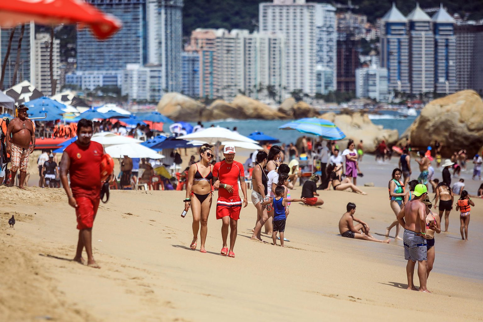 Turistas disfrutan en una playa en el balneario de Acapulco (México). Fotografía de archivo. EFE/David Guzmán