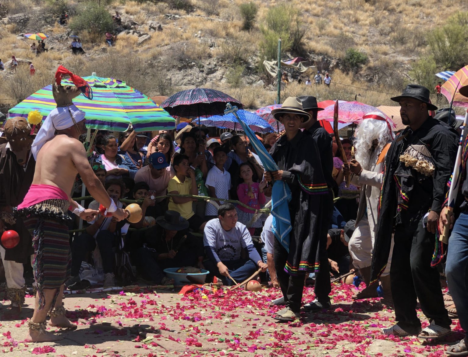 Integrantes del pueblo indígena yaqui, realizan rituales y danzas con motivo del inicio de la Semana Santa, el 5 de abril de 2023, en Hermosillo, estado de Sonora (México). EFE/Daniel Sánchez