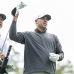 El estadounidense Brooks Koepka se prepara para dar el golpe de salida en el hoyo 15 durante la continuación de la tercera ronda del Torneo Masters de Augusta. EFE/EPA/JUSTIN LANE